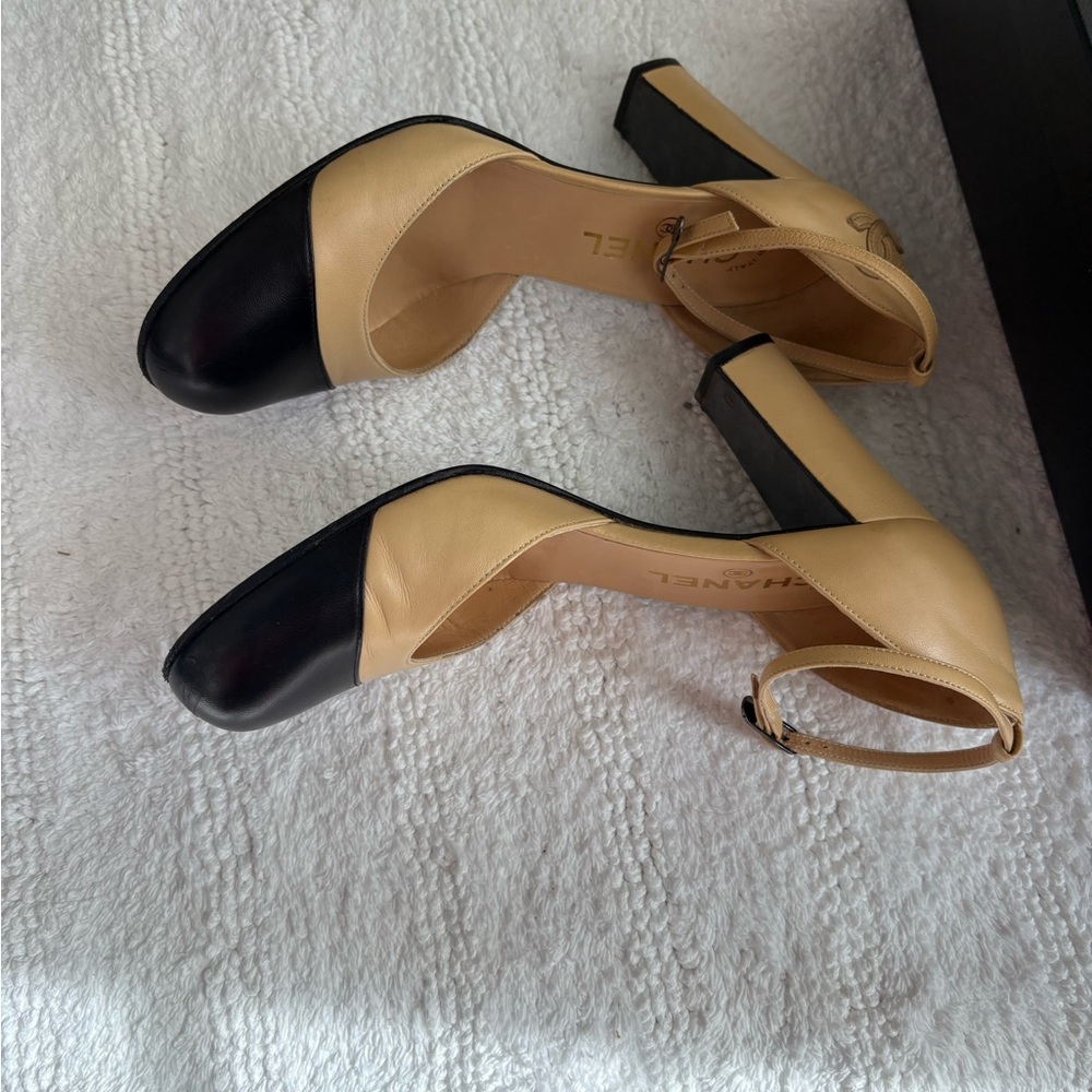 CHANEL Women's Two-Tone classic Beige and Black cap toe Vintage Heels - Picture 8 of 17